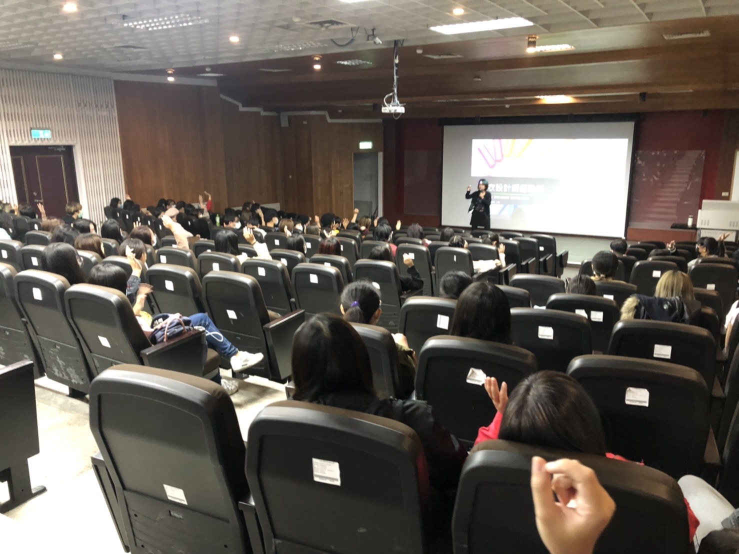 本系特邀台灣奧黛莉公司商品企劃經理林淑芳校友返校演講