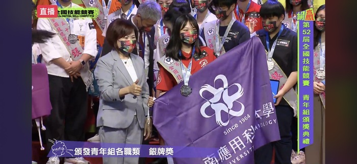 黃佳美同學榮獲銀牌